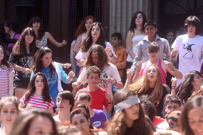 'Flashmob' junto al instituto Sagasta-17